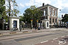 Artis Toegang2 -  Artis, Amsterdam, IngangsHek en Kiosken. Twee vierkante Kiosken waartussen Hek met door vergulde adelaars bekroonde pijlers. 
