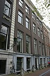 Dubbel huis met gevel voorzien van hoek- en middenrisalieten, onder rechte lijst en attiek