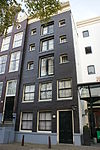 Pakhuis met gevel onder rechte lijst