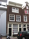 Huis met gevel onder rechte lijst met consoles en dakkapel