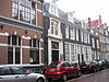 Huis met ingang aan de straat, doch verder slechts een negen vensters brede achtervleugel