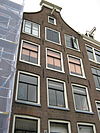 Pand met gevel onder klokvormige top met rollagen