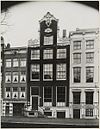 Overzicht gevel grachtenhuis met gevelsteen 