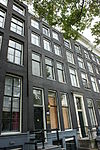 Pand met klokgevel, bekroond door een borstbeeld
