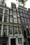 Pand met halsgevel met festoenen en jaartalsteen