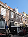 Dwarshuis ('wevershuis') met latere, enige malen gewijzigde gevel