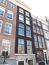 Huis met gevel onder rechte lijst