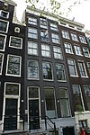 Pand met gevel onder triglyfenlijst met gebeeldhouwde stoep en empire deurpartij