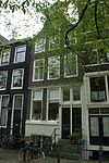 Pand met gevel onder klokvormige top met afdeklijst