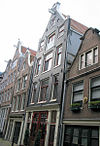Pand met puntgevel met halsje onder gebogen afdekking waarin wapenschild en 1715