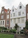 Huis met puntgevel, overgebouwd op consoles boven vakwerk hoofdverdieping