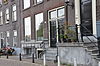 Huis met gevel onder rechte klossenlijst
