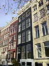 Huis met versierde cordonlijst, stoep met drie versierde balusters