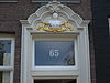 Amsterdam, Kloverniersburgwal 65 detail2 -  pand met gevel onder verhoogde, gesneden lijst