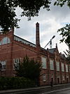 WLM - jankie - Zuiderbad, Amsterdam Zuid, achterkant (1) - Hobbemastraat 26, Amsterdam Zuid Rijksmonument nr.505901 Cultural Heritage monument, built in 1898 as a driving school. It became a swimmingpool in 1912. Zuiderbad gezien vanaf de achterkant. De in 1898 tot stand gekomen voormalige wielrijschool 'Velox', thans zwembad 'Zuiderbad'. De school werd gebouwd naar een ontwerp van de architect J. Ingenohl. Gebouwd in overgangs-architectuur. De wielrijschool bestond tot 1908. Dankzij een verbouwing in 1911, naar ontwerp van J. Stuyt en E. Verschuijl, k…