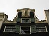 Huis uit 1626, doch geheel verbouwd, met halsgevel waarvan de vleugelstukken en fronton