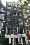 Pand met gevel onder geknikte lijst