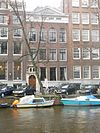 Pand met vierraamsgevel onder rechte lijst met fronton