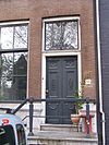 Pand met gevel onder gesneden lijst met gesneden deur