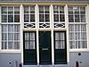 Complex etagewoningen met gevel onder rechte lijst