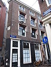 Image of Hoekpand onder schilddak, met afgeschuinde hoek waarin gevelsteen