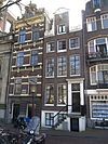 Huis met halsgevel waarin empire deurpartij en roedenverdeling