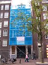 Pand met in- en uitgezwenkte halsgevel van bijzondere vorm