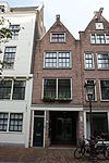 Pand met gepleisterde puntgevel en tweelichtvensters