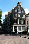 Blauwburgwal22.JPG -  Blauwburgwal 22, een hoekhuis met een pothuis aan beide zijde. Een 17e eeuws huis met klokgevel, waar lang een bakkerij in gevestigd was 