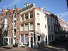 Hoekhuis met gevel onder rechte lijst goede roedenverdeling
