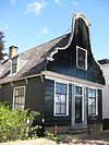 Houten dijkhuis met klokgevel, puntgevel aan de achterzijde