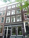 Pand met gevel onder rechte klossenlijst