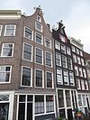 Hoekhuis met gevel met bij restauratie hierheen overgebrachte klokvormige top