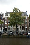 Pand met gevel onder rechte lijst met gemetselde dakkapel