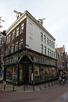 Hoekcomplex onder omlopend dak