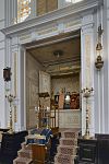 Gebedsruimte van de synagoge aan de Gerard Doustraat te Amsterdam met geopende Heilige Arke - Amsterdam - 20320147 - RCE -  Synagoge: Gebedsruimte van de synagoge aan de Gerard Doustraat te Amsterdam met geopende Heilige Arke 