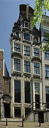 Amsterdam Keizersgracht 0387 001.JPG -  Keizersgracht 387 in Amsterdam. De Vergulde Ster. Dit smalle en diepe huis dateert van 1668 en is opgetrokken in de stijl van het Hollands classicisme. In de periode 1817-1857 was het pand eigendom van de familie KÃ¶nings- warter. Toen zijn de gang en de representatieve vertrekken op de bel-etage gemoderniseerd, getuige de betimmerin- gen, de marmerschouwen en het stucwerk, alles in Lodewijk- XV-vormen. Omstreeks 1860 veranderde de nieuwe eigenaar de indeling van het achterhuis volledig waardo…