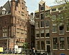 OZ Voorburgwal 1 -  Oudezijds Voorburgwal 1 Amsterdam. Pand met halsgevel. 