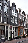 Pand met gevel onder veel latere ingezwenkte hals