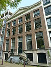 Dubbel huis waarvan de tussen 1801 en 1806 gebouwde gevel een triglyfenlijst met gesneden fronton bezit