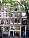 Pand met halsgevel met geruite gedeelde vleugelstukken, een palmet in de afdekking en ornament om de hijsbalk