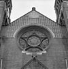 Exterieur roosvenster Matthieu Wiegman. - Amsterdam - 20013801 - RCE -  R.K. O.L.Vr.Kerk: exterieur roosvenster Matthieu Wiegman. 