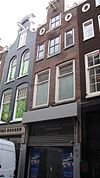 Pand met halsgevel met ovale zoldervensters