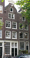 Pand met gevel met uit- en ingezwenkte top onder fronton