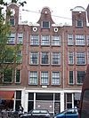 Huis, vanwege de zandstenen onderdelen van de klokvormige geveltop en de twee oeils-de-boeuf