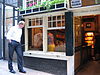 WLM - Minke Wagenaar - 09-07-01 Wijnand Fockink 006 - Proeflokaal voor likeur Likeurstokerij achter Krasnapolsky Pijlsteeg 31 Amsterdam Rijksmonument 4746 Pand met klokgevel (1689, afdeklijst XIX) met houten pui en winkelinterieur (XVIII). Wijnand Fockink Pijlsteeg 43 1012 HH Amsterdam 020 6392695 