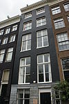 Pand met gevel onder rechte lijst met hardstenen pui en gesneden empire ramen