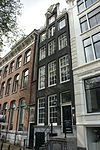 Pand met halsgevel met gebeeldhouwde stoep