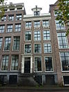 Pand met pilastergevel waarvan de top