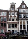 Pand met pilaster-halsgevel met gevelsteen